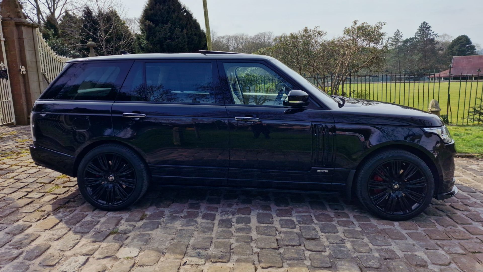 Range Rover Autobiography LWB - View 2