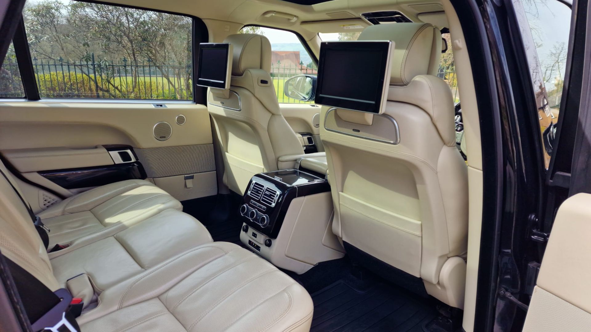 Range Rover Autobiography LWB - View 3